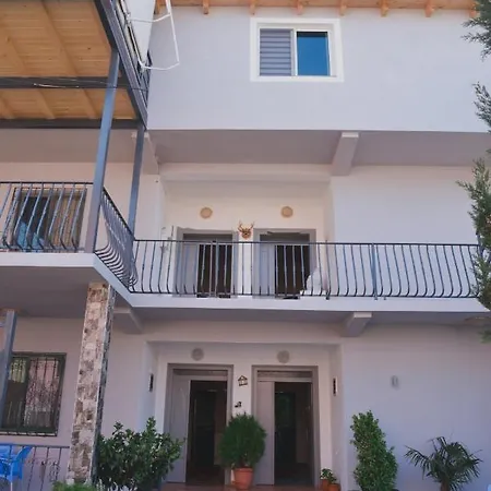 Vila Memcaj 23 מלון