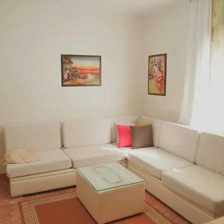 Vila Memcaj 23 מלון 3*